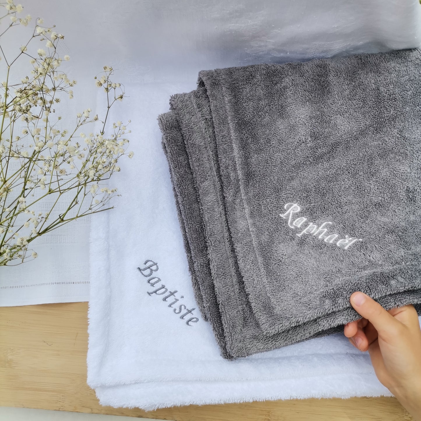 Enveloppant - Serviette de toilette en coton BIO brodée